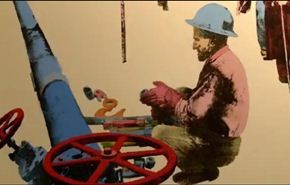 فنان إيراني يرسم لوحاته بالنفط بدلا من الألوان
