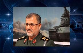 قائد الثورة يمنح قائد سلاح البر للحرس الثوري وسام 