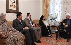 بالصور/ الرئيس الايراني يزور عوائل الشهداء والمعاقين من أهل السنة