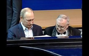 فيديو/شاهد كيف يعزف الرئيس الروسي على البيانو !