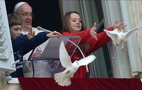 پرنده‌های خشمگین به کبوتران صلح پاپ رحم نکردند + عکس
