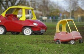 صور وفيديو: تحول لعبة أطفال إلى سيارة حقيقية