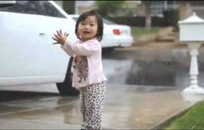 بالفيديو: سعادة غامرة لطفلة ترى المطر للمرة الأولى