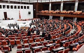البرلمان التركي يتبنى قانونا يعزز السيطرة على القضاء