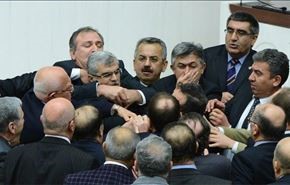 کتک کاری در پارلمان ترکیه درباره قانون ! + عکس