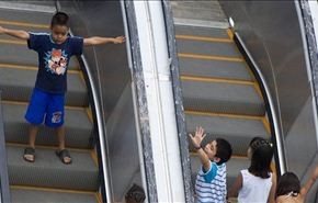 بالفيديو؛ رجل ينقذ طفلا صغيرا علق بمصعد كهربائي