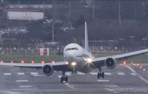 بالفيديو؛ هبوط مرعب لطائرة يحقق ملايين المشاهدات