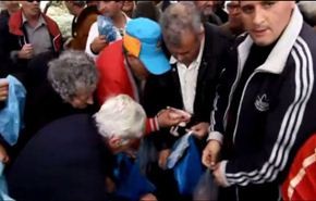 شاهد..اشتباكات بسوق في أثينا أثناء توزيع لحوم مجانية