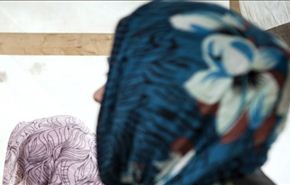 أربعة رجال أحدهم سعودي يتناوبون على لاجئة سورية