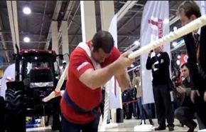 بالفيديو.. رجل روسي يشد جرارا يزن 8 طن