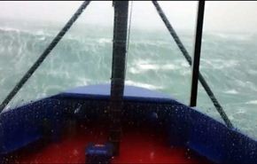 فيديو..سفينة تصارع عاصفة قوية