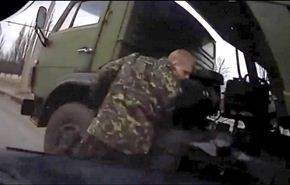 شاهد .. نجاة جندي اوكراني من حادث باللحظة الأخيرة