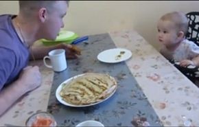 فيديو طريف جدا لطفل لا يعرف الكلام يجادل والده!