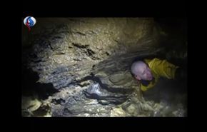 فيديو:مستكشف كهوف يعلق داخل تجويف صخري تغمره المياه