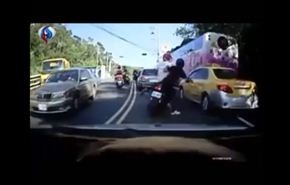 بالفيديو..سائق تاكسي متهور يتسبب في أكثر من حادث