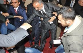 شاهد..زعيم تركي معارض يتعرض للضرب داخل البرلمان