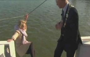 بالفيديو.. مراسلة تسقط في النهر أثناء تصويرها مقابلة
