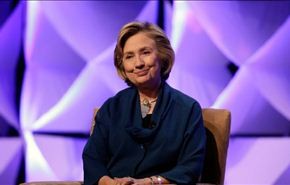 امرأة ترشق هيلاري كلينتون بحذاء خلال مؤتمر