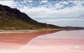 بالصور.. ما سر البحيرة الوردية في جنوب إيران؟