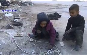 بالفيديو؛شاهد ما فعل الجوع بأطفال سوريا في ظل الحرب عليها!