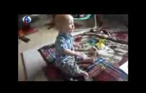 فيديو: طفل يندمج بشكل طريف مع الموسيقى