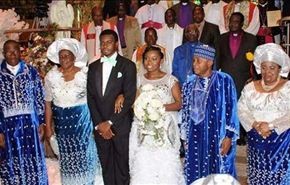 بالصور؛رئيس نيجيريا يهدي الضيوف آي فون في زفاف ابنه