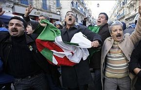 الشرطة الجزائرية تفرق احتجاجا مناهضا للحكومة