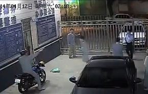 بالفيديو، سائق دراجة يوهم لصاً بمساعدته ويسلمه للشرطة