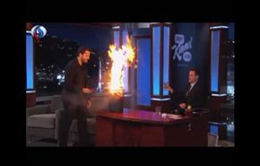 فيديو مدهش لساحر يشعل النار ثم يطفئها باسلوب غريب جدا!