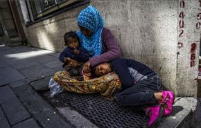 لاجئة سورية مع أطفالها على ارصفة اسطنبول