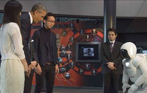 بالفيديو/أوباما يلعب كرة القدم مع روبوت ياباني!