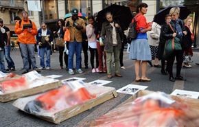 بالصور/لحوم مجمدة تتظاهر بفرنسا ضد سوء معاملة الحيوانات!
