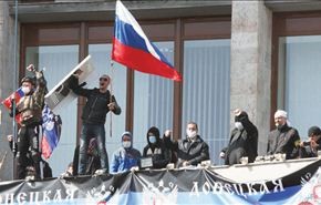 مسلحون موالون لروسيا يسيطرون على مبنى بلدية بشرق اوكرانيا