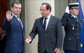 شاهد اسلوب مصافحة الرئيس الفرنسي في صور