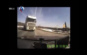 بالفيديو.. سائق يصور لحظات وفاته في حادث مروع