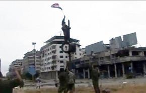 الجيش السوري يرفع العلم في حمص القديمة بعد اخراج المسلحين منها