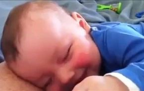 کودکی که در خواب با صدای بلند می خندد + ویدئو