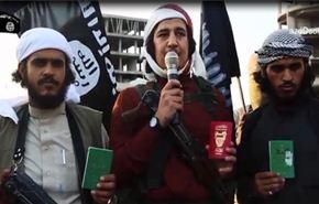 فيديو/ داعشي بحريني يمزق جواز سفره ويتوعد حكام بلاده