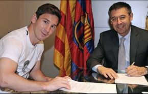 ميسي يوقع عقدا جديدا مع برشلونة