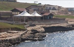 مقتنيات بقصر القذافي.. تمثال من الذهب وألبوم رايس : بالصور