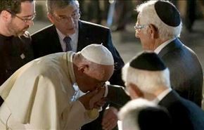 بوسه پاپ مسیحیان را دل آزرده کرد +عکس