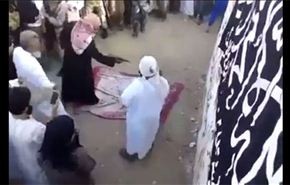 فيديو؛ داعش تعدم طفلاً سورياً رمياً بالرصاص في ميدان عام (+18)