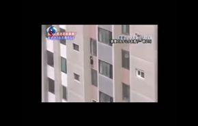 فيديو مروع لسقوط طفلة من الطابق الـ6