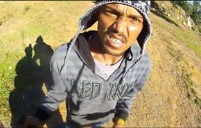 بالفيديو.. صوّر عصابة سرقته بكاميرا في خوذته