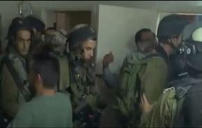 فيديو.. فلسطينيون يطردون جنود الاحتلال من حمام منزل اختبئوا فيه بالضفة