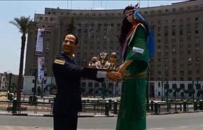 بالفيديو.. تمثالين رمزيين لمصر و السيسي فى التحرير