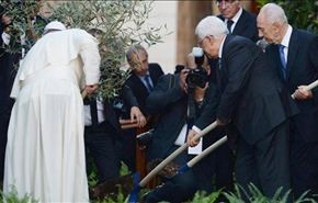 بالصور؛ عباس وبيريز بدور الفلاح في حديقة الفاتيكان