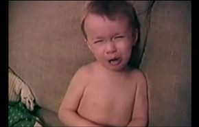 فيديو طريف.. طفل يبكي بحرقة لأن والده سرق أنفه !
