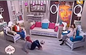 فيديو/فتاة مصرية تنافس كريستيانو وميسي في المهارات الكروية