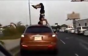 بالفيديو .. سعودي يقف على رأسه فوق ظهر سيارة مسرعة